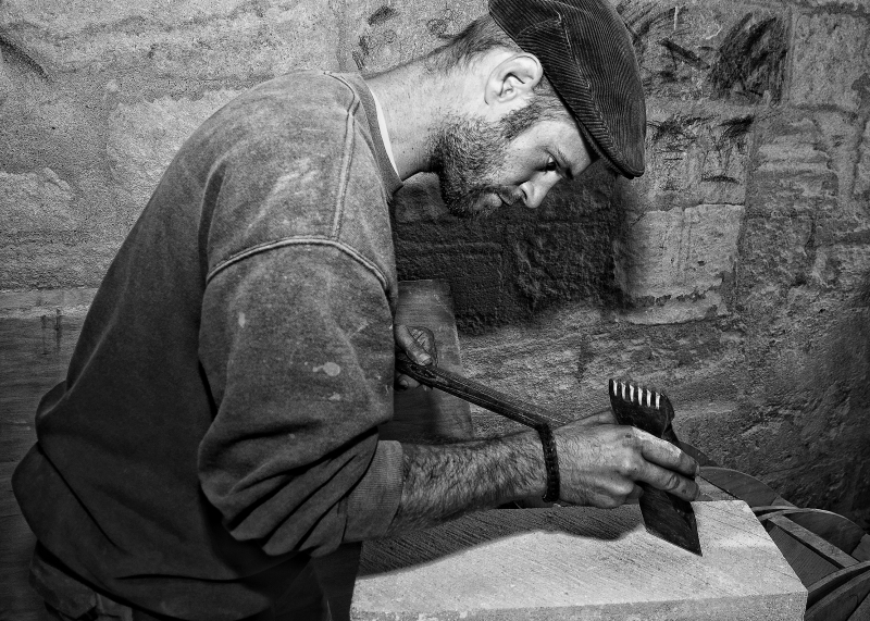 tailleur-LA GARDE-min_man-black-and-white-photography-monument-male-statue-1202231-pxhere.com